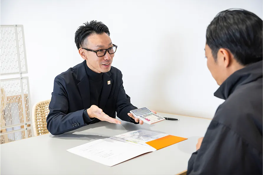 スタッフが顧客と買取について話している様子